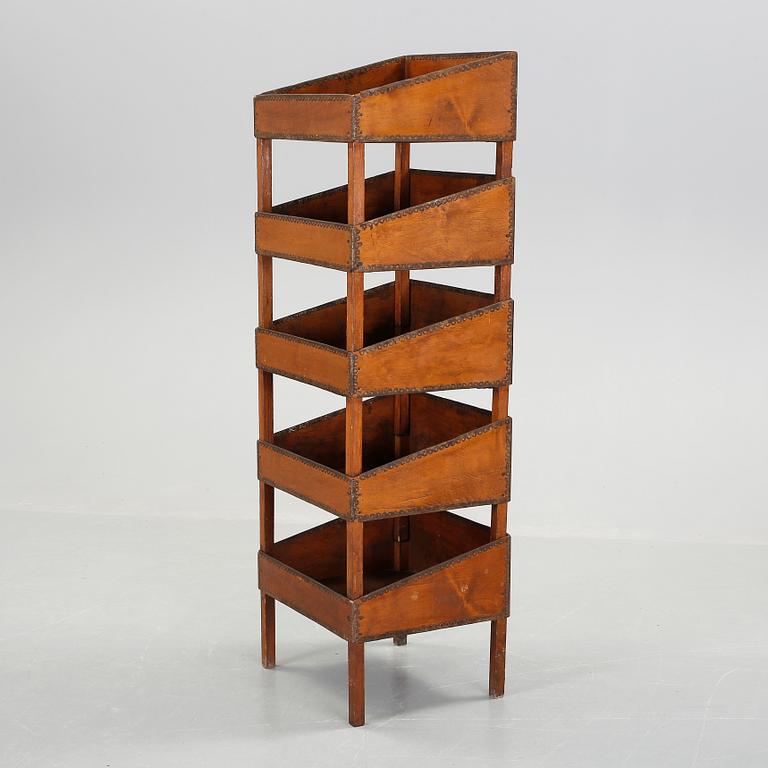STAPEL MED INDUSTRILÅDOR, 5 delar, 1930/40-tal.