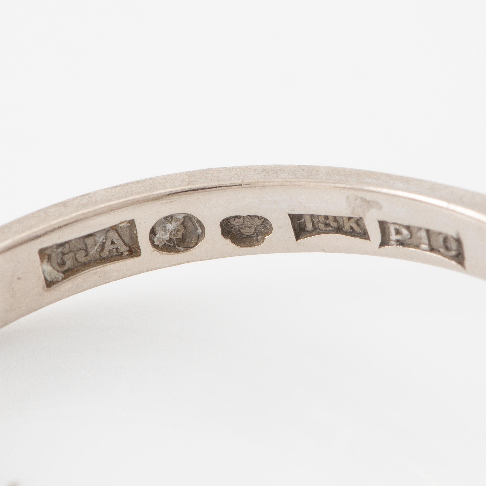 Ring, cameo model, 18K white gold with sapphire and brilliant-cut diamonds.