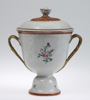 TERRIN samt LOCKPOKAL, porslin, Kina, 1700/1800-tal.