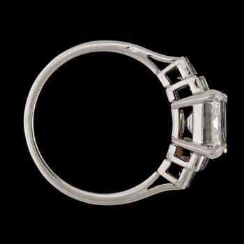 An emeralc cut diamond ring, 3.11 cts and small baguette cut diamonds, tot. app. 0.50 cts.