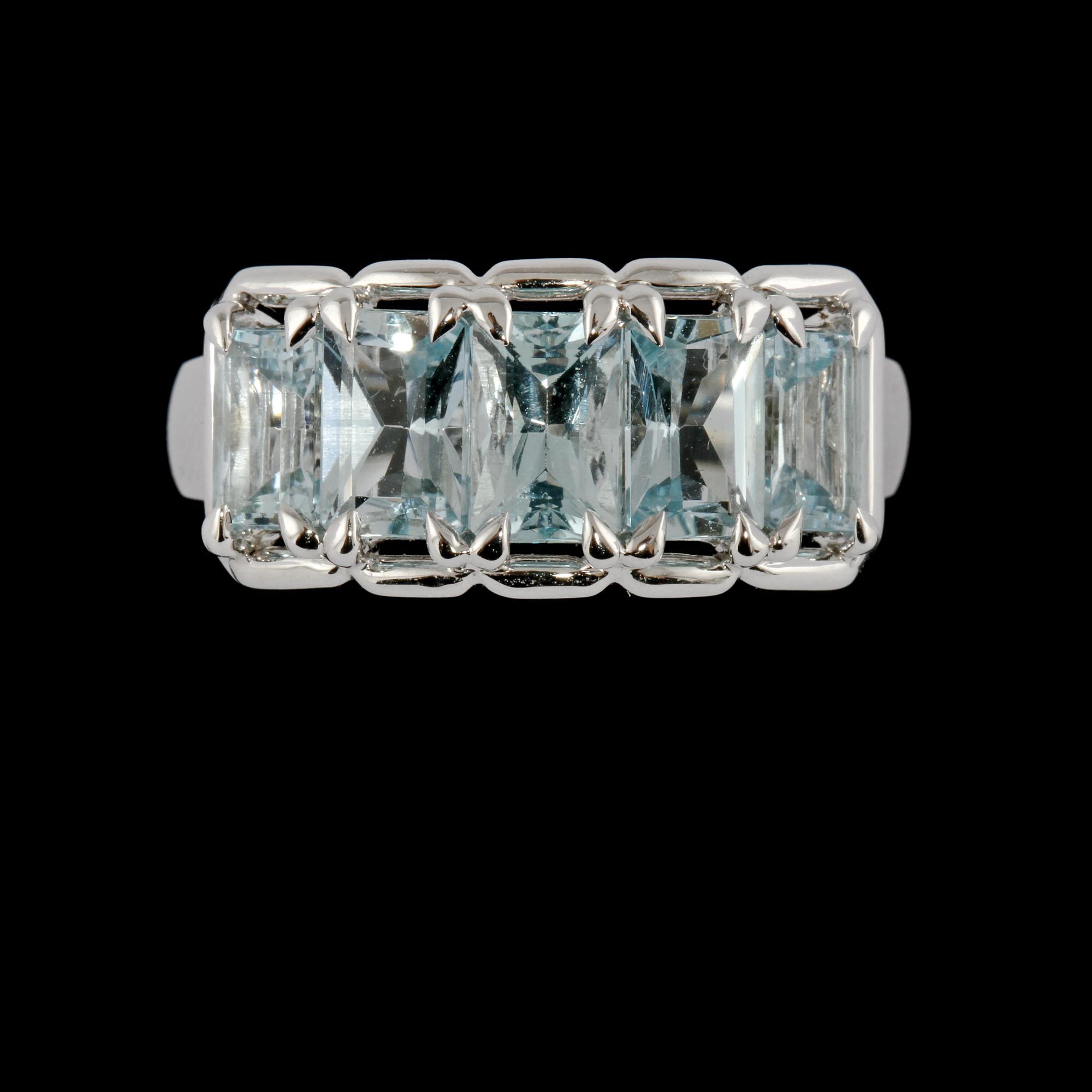 RING, 18K vitguld med 5 fasettslipade akvamariner 2.00 ct enligt gravyr. Vikt 5,7 gram.