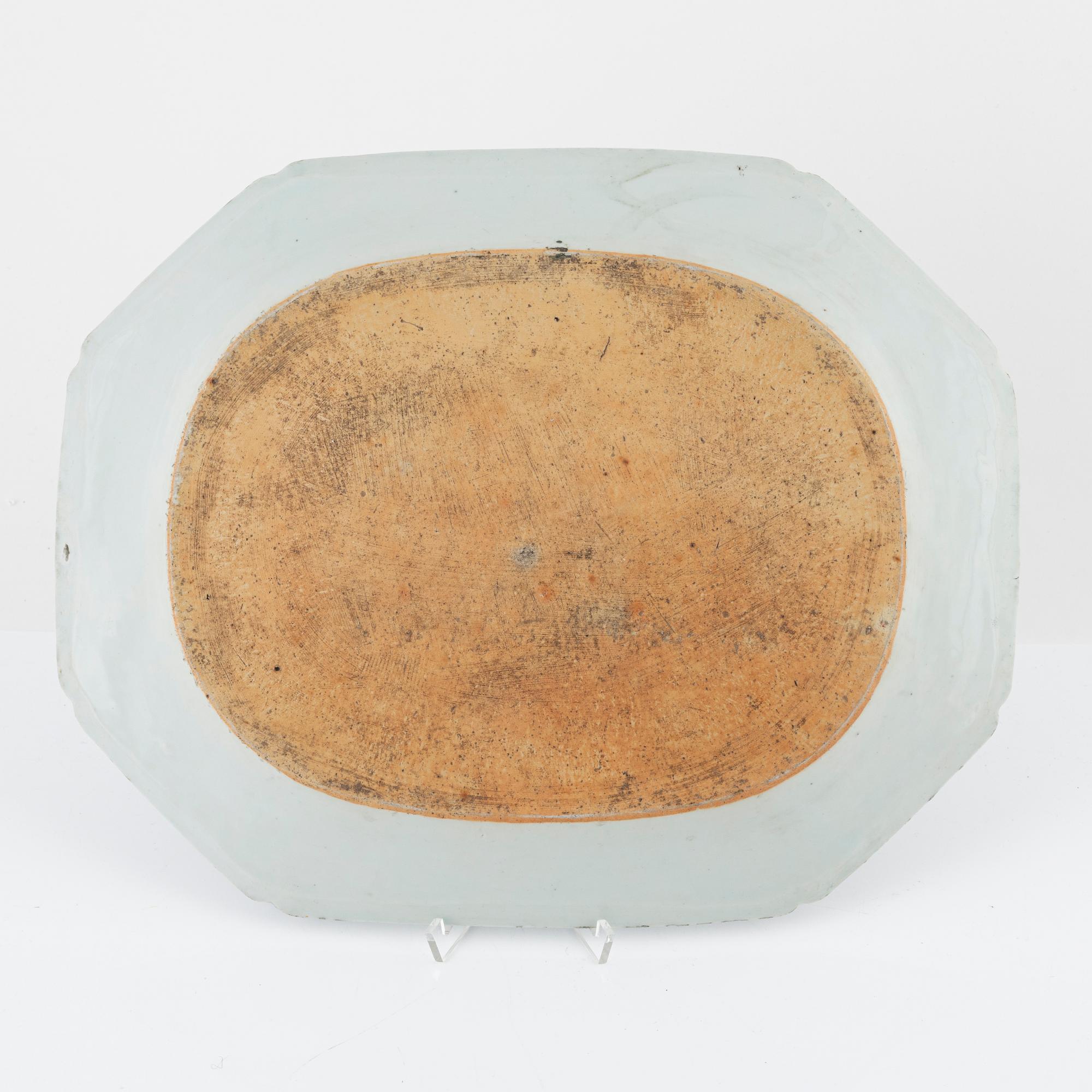 A Chinese blue and white porcelain charger, Qing Dynasty, Qianlong (1736-95).