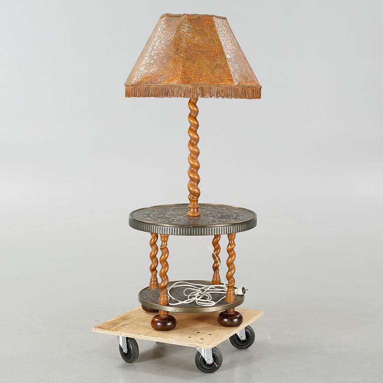 BORD MED LAMPA, 1900-tal.