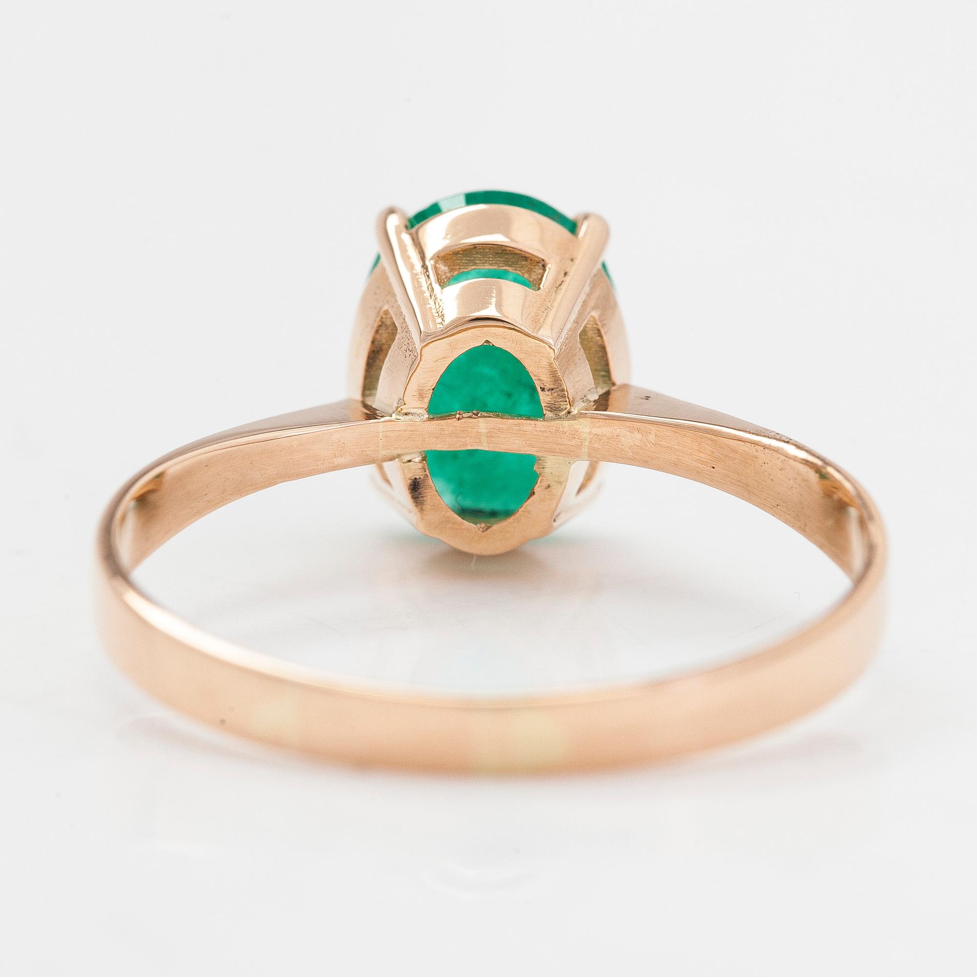 Ring, 14K guld med en oval smaragd. Lehtovaara Henrik Jaakko, Helsingfors.