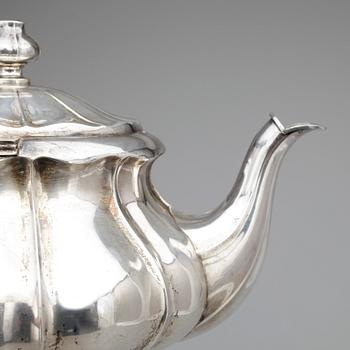 TÉKANNA samt SOCKERSKÅL, silver bl.a. 1800-tal. Vikt ca 1308g.