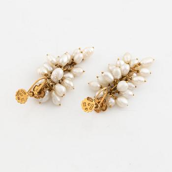 Gold and pearl earrings.