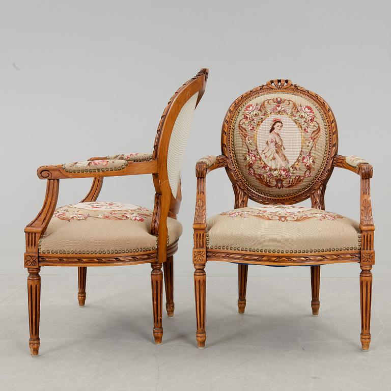 KARMSTOLAR, ett par, samt BORD, gustaviansk stil, 1900-talets första hälft.