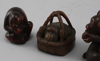 NETSUKES, 5 st, trä, Japan, Meiji (1868-1912).