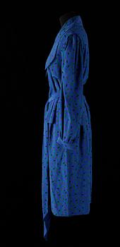 PIERRE BALMAIN, tvådelad ensemble med blus och kjol samt knytskärp.