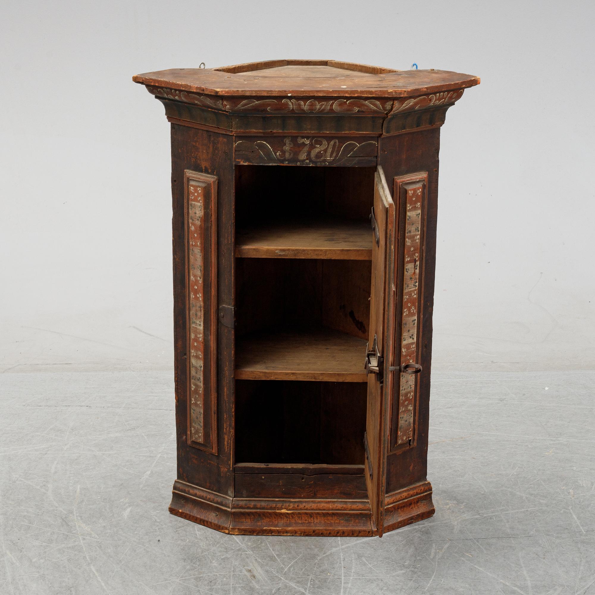 A painted Swedish hanging cabinet from Hälsingland, dated 1780.