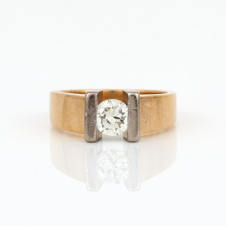 RING, 18K två färgad guld med briljantslipad diamant, ca 0,61 ct, Stockholm, 2000. Total vikt ca 8,59 g.