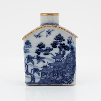 A tea caddy, a jar and a serving dish, Qing dynasty, 18th/19th Century.