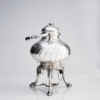 Gustaf Möllenborg (Carl Teodor Feron), tekanna på rechaud, silver, Stockholm 1885. Nyrokoko.