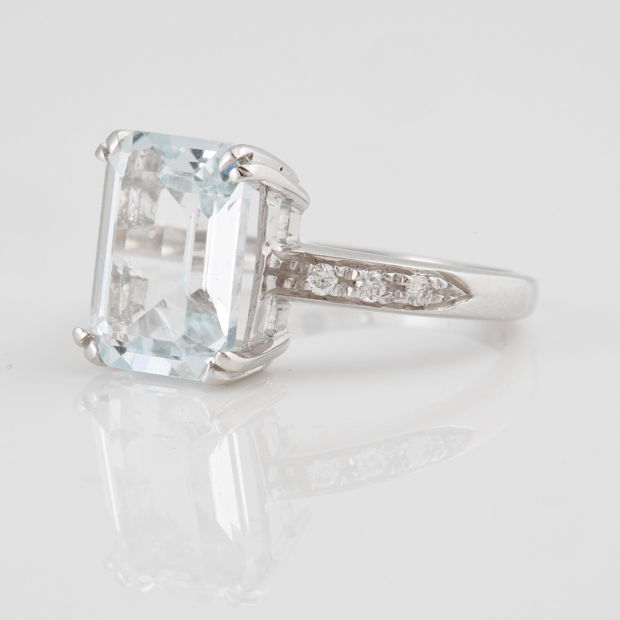 RING, med fasettslipad akvamarin ca 1.90 ct och 6 briljantslipade diamanter ca 0.10 ct.