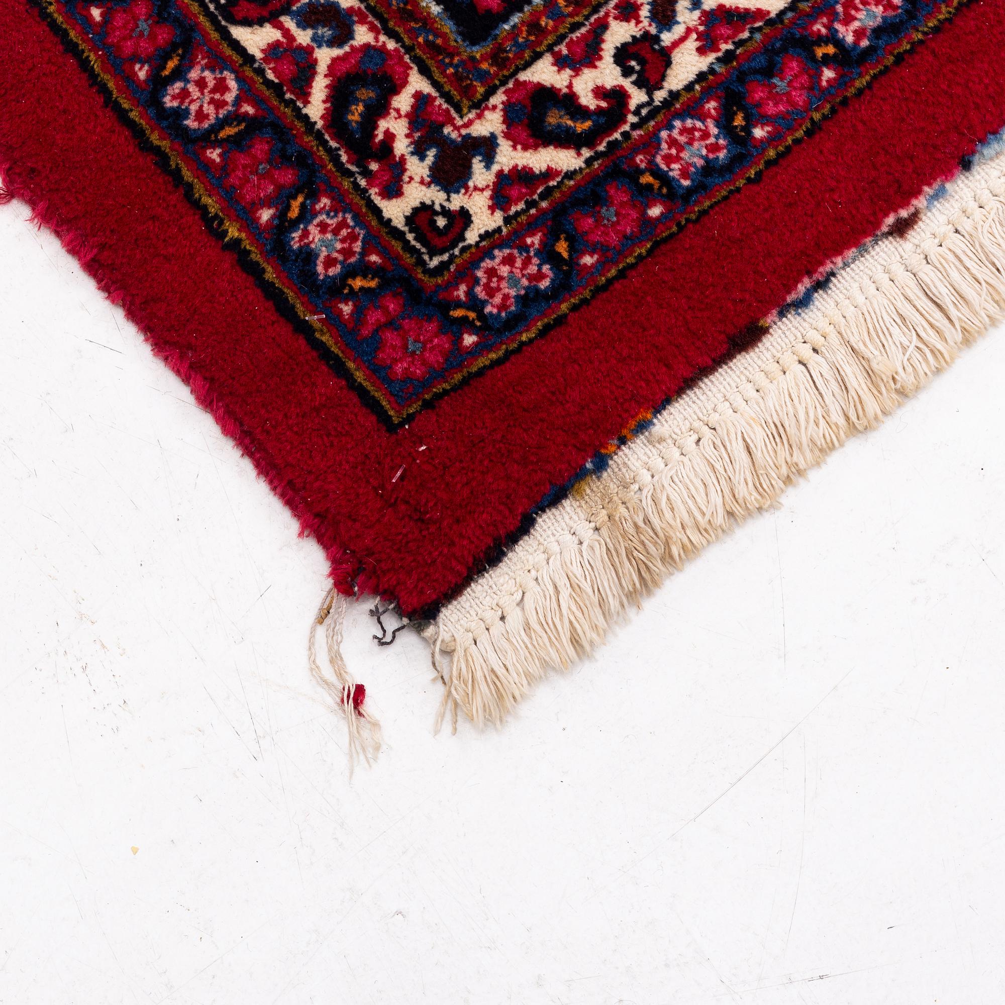 A Meshad carpet, ca 410 x 290 cm.