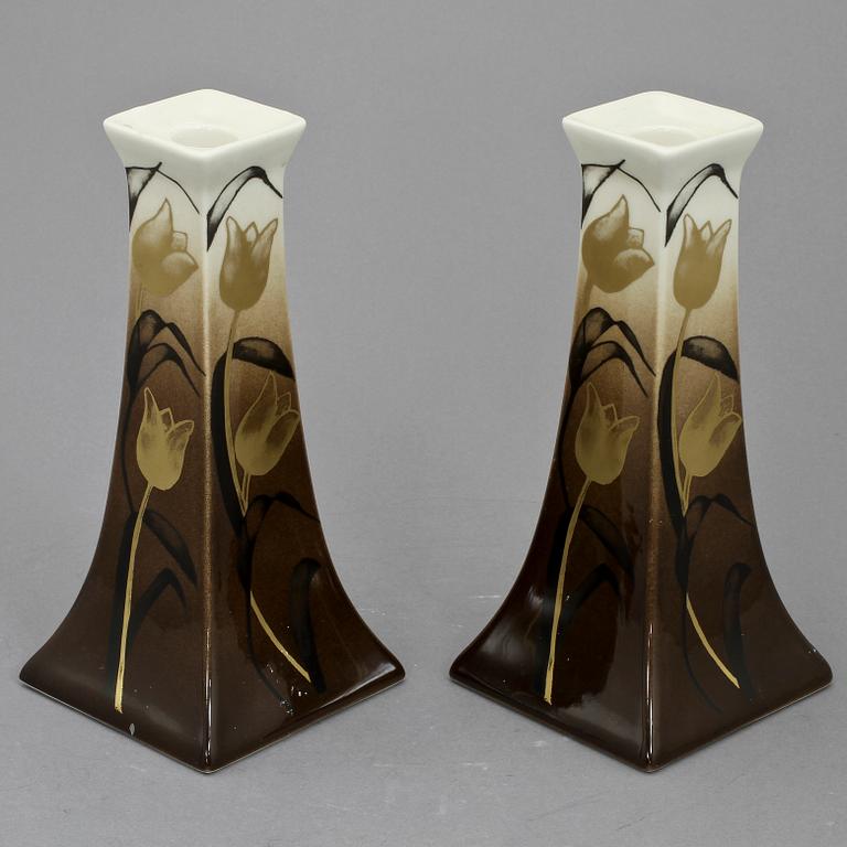 LJUSSTAKAR, ett par, porslin, Heljä Liukko-Sundström, Arabia, 1900-tal.