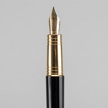 Two Parker pens, Black Fountain Pen 18K Gold and Parker Ingenuity stylo. Conteporary.