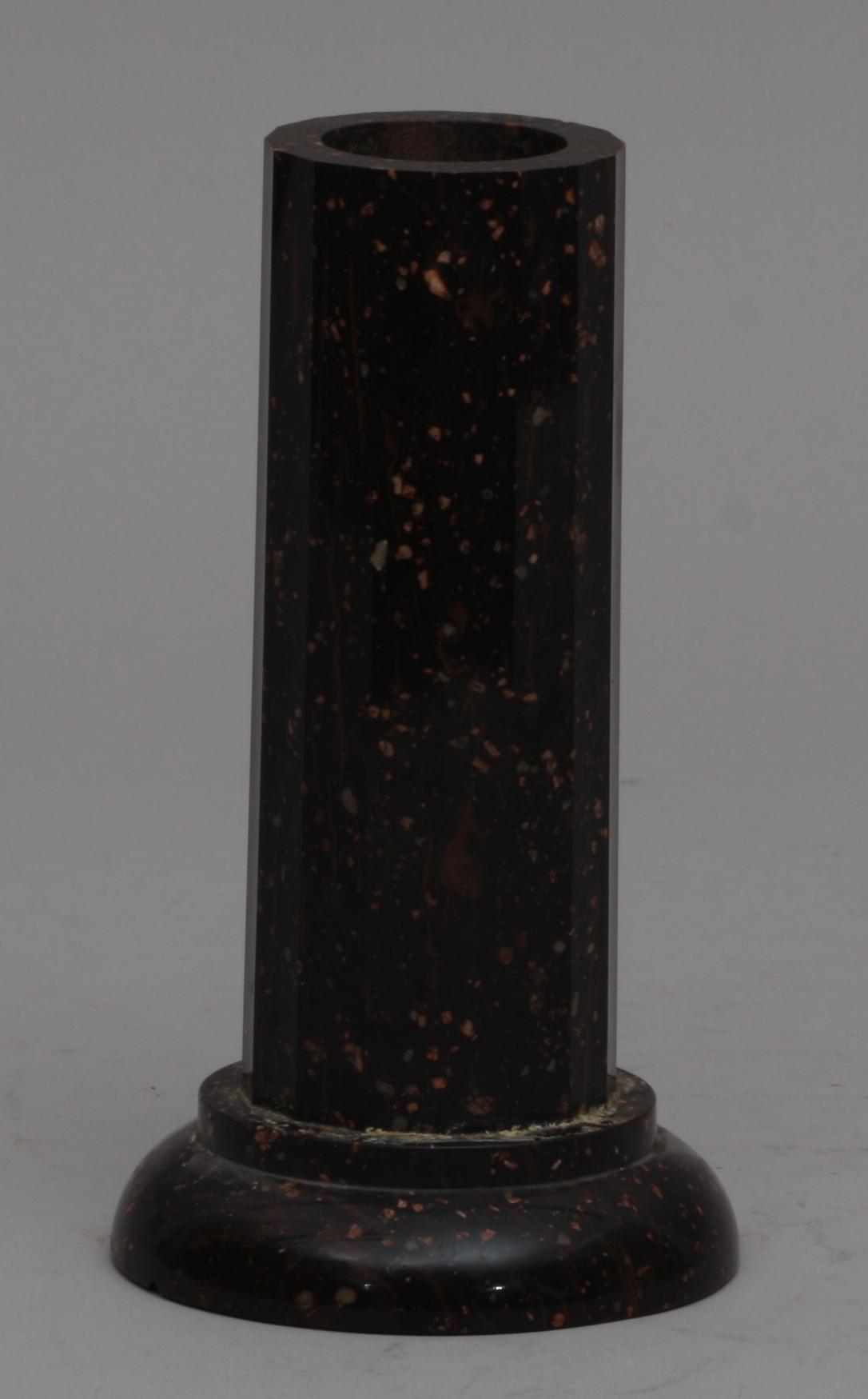 KOLONN/VAS. Porfyr. 1800-tal.