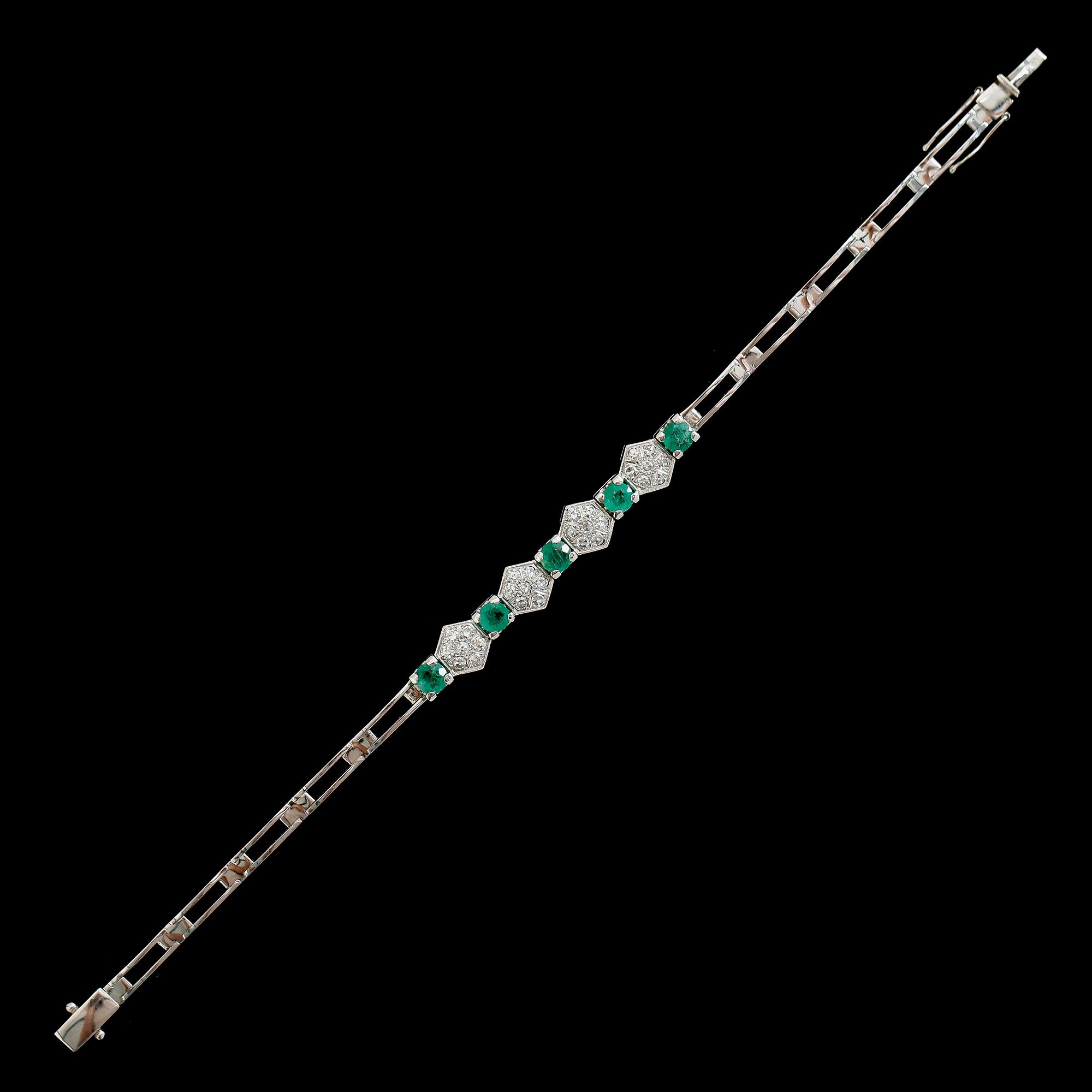 ARMBAND, 18K vitguld, med åttkantslipade diamanter tot ca 0.75 ct samt smaragder. Vikt ca 17 g.