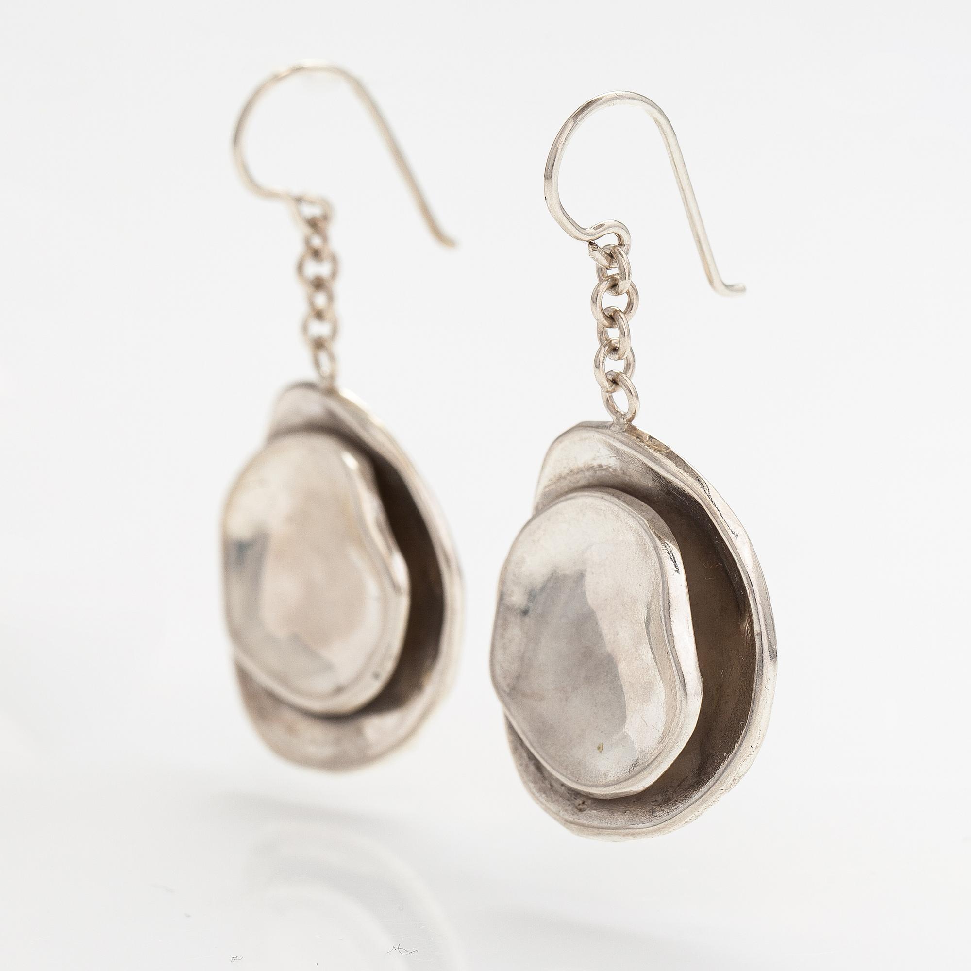 Liisa Vitali, Örhängen "Gardenia", sterlingsilver. Kultakeskus, Tavastehus.