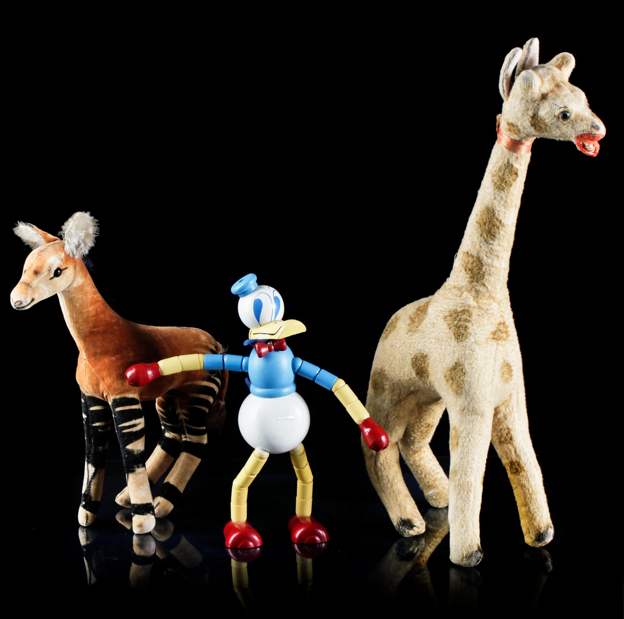 LEKSAKSDJUR, giraff, okapi samt Kalle Anka, 1900-tal.