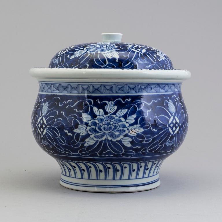 A large Chinese blue and white porcelain tureen with cover, Qing dynasty, 19th century.