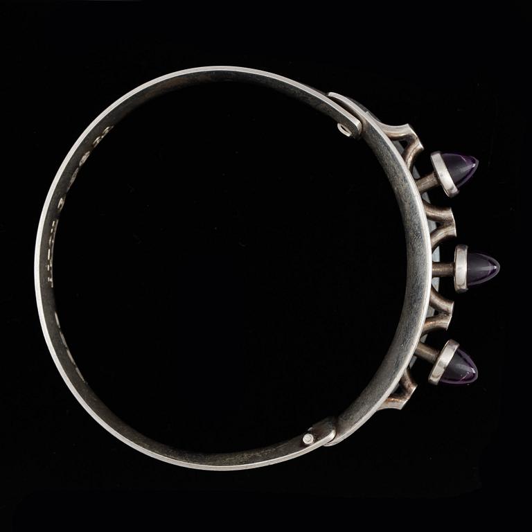 ARMRING, silver med ametister, Pege, Alton, Falköping 1966. Vikt ca 36 gram.