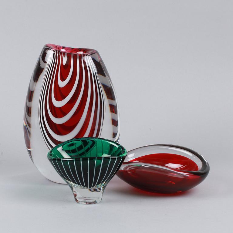 VAS samt SKÅLAR 2 st, glas, Vicke Lindstrand, 1900-talets andra hälft.
