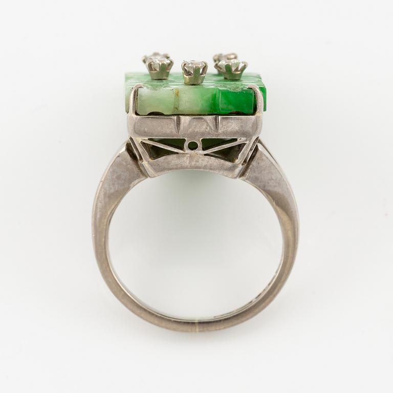 Ring, 18K white gold with a carved green stone and brilliant-cut diamonds.