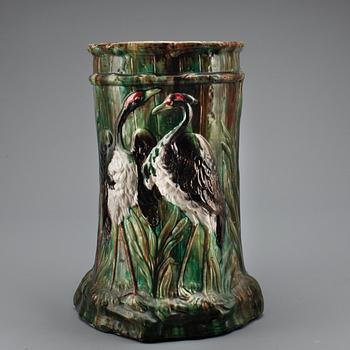 TRÄDGÅRDSPALL, majolika, märkt "Numidian Crane", England sent 1800-tal.