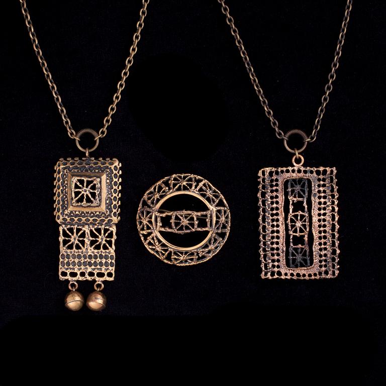 HÄNGEN 2 st, BROSCH, brons, Pentti Sarpaneva. 1970-tal.