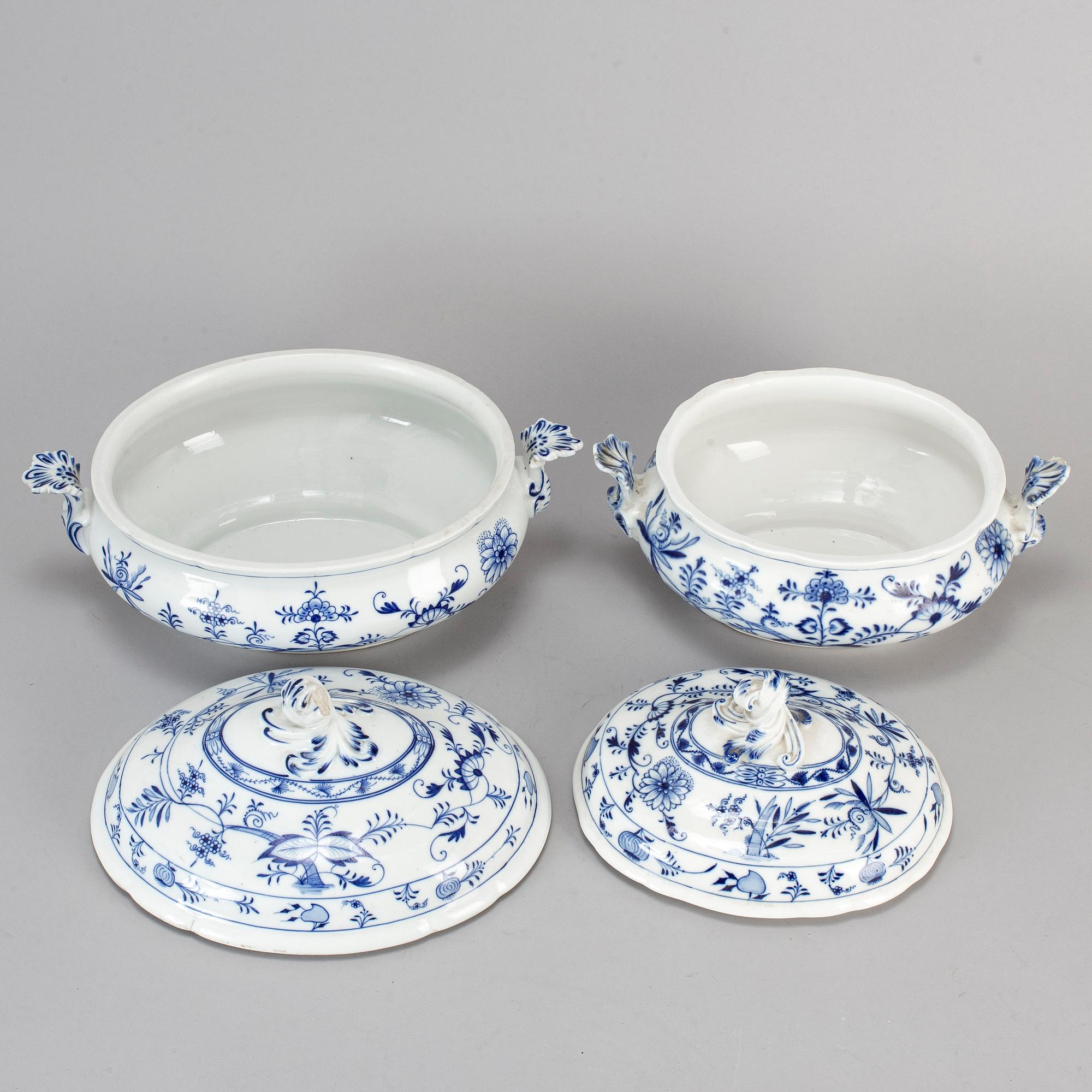 TERRINER med LOCK, 2 st, porslin. "Lökmönstret", Meissen, Tyskland, 1900-tal.