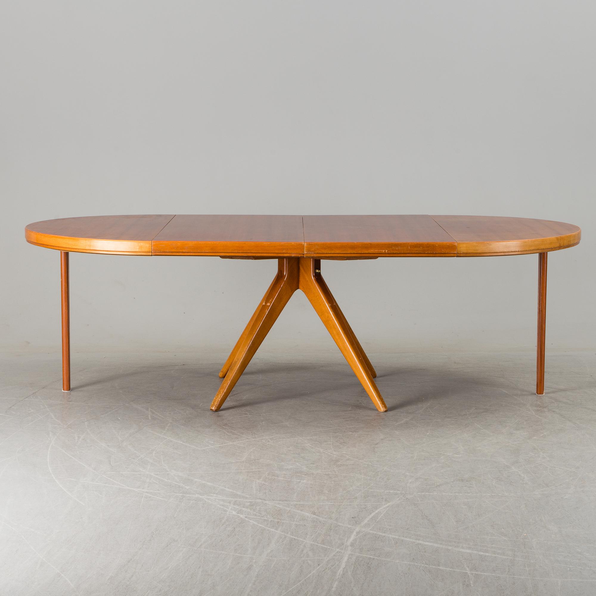 A David Rosén dining table, model "570-025", Nordiska kompaniet. 1950s.