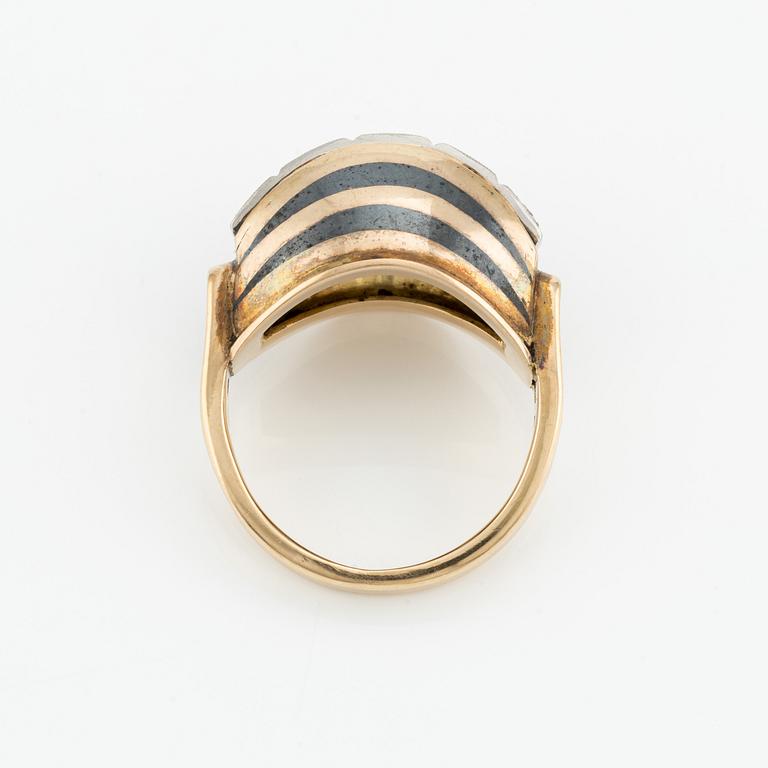 Sigurd Persson, a pair of earrings and a ring, 18K gold with enamel and round brilliant-cut diamonds, Stockholm 1955.