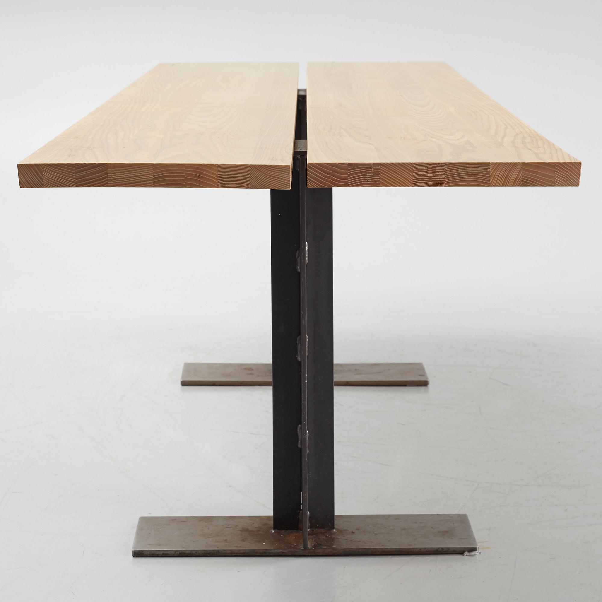 Matbord, tillverkat på Sävar snickeri.