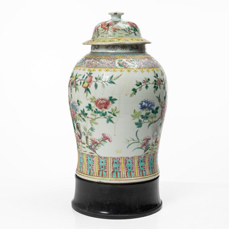 Urna med piedestal, Kina, 1900-talets första hälft.