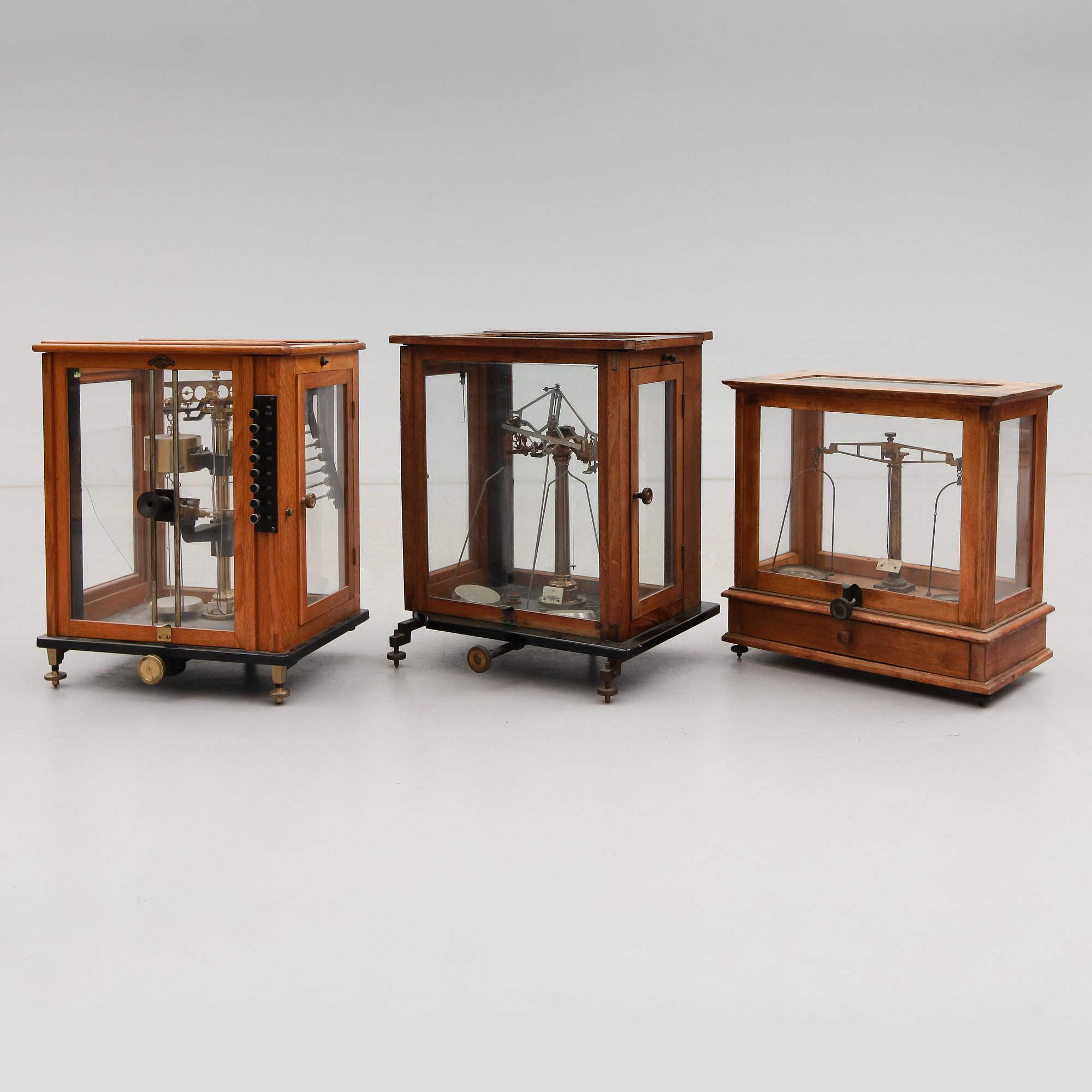 APOTEKSVÅGAR, mässing, 3 st, tidigt 1900-tal.