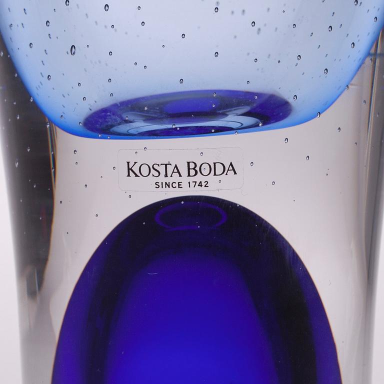 VAS, glas, numrerad 7040056 signerad Göran Wärff, Kosta Boda.