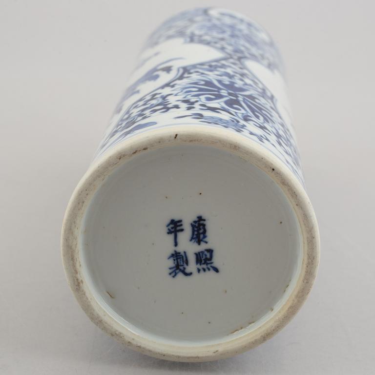 A blue and white porcelain vase, China Qing dynasty, 19th century.