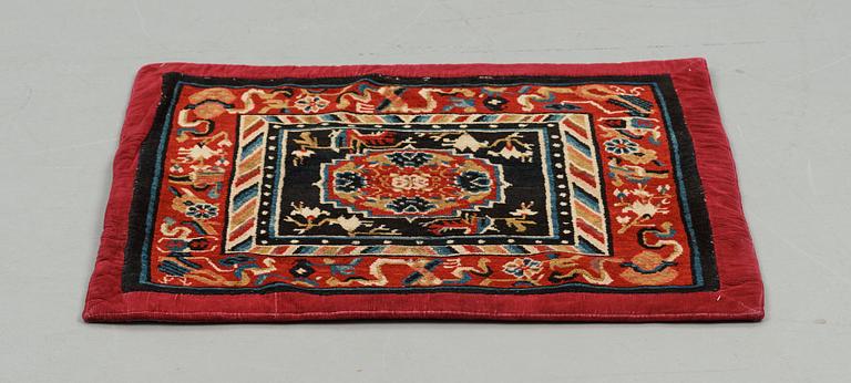 MEDITATIONSMATTA, semiantik Tibetansk, ca 63,5-64,5 x 68,5-70 cm (samt sidorna med 5 cm tygskoning).