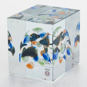 Oiva Toikka, annual glass cube, signed Oiva Toikka Nuutajärvi 2005, numbered 456/2000.
