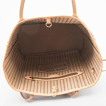 A Louis Vuitton Neverfull MM bag.