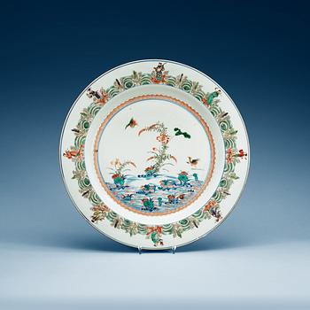 1410. A famille verte charger, Qing dynasty, Kangxi (1662-1722).