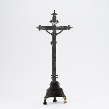 A bronze crucifix, 17th/18th century.