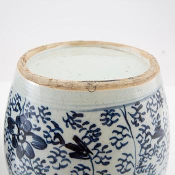 A set of two blue and white jars, late Qing dynasty/early 20th century.