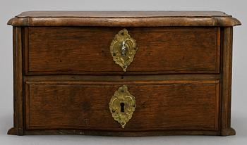 MINIATYRBYRÅ, senbarockstil, 1800-tal.