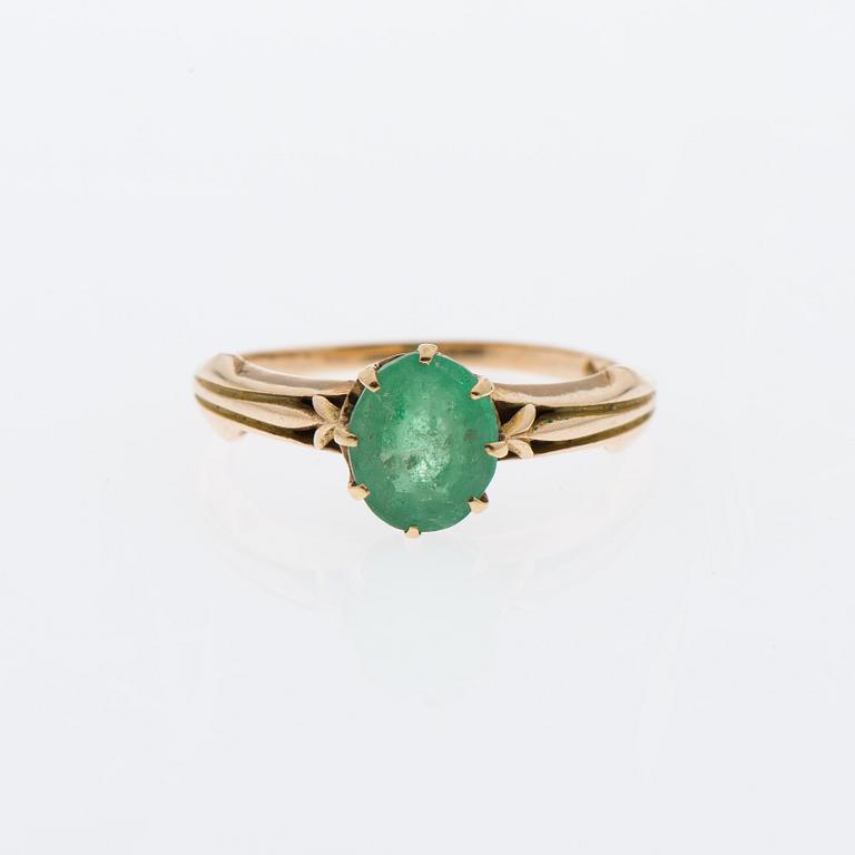 RING, fasettslipad smaragd, 14K guld, ryska stämplar.
