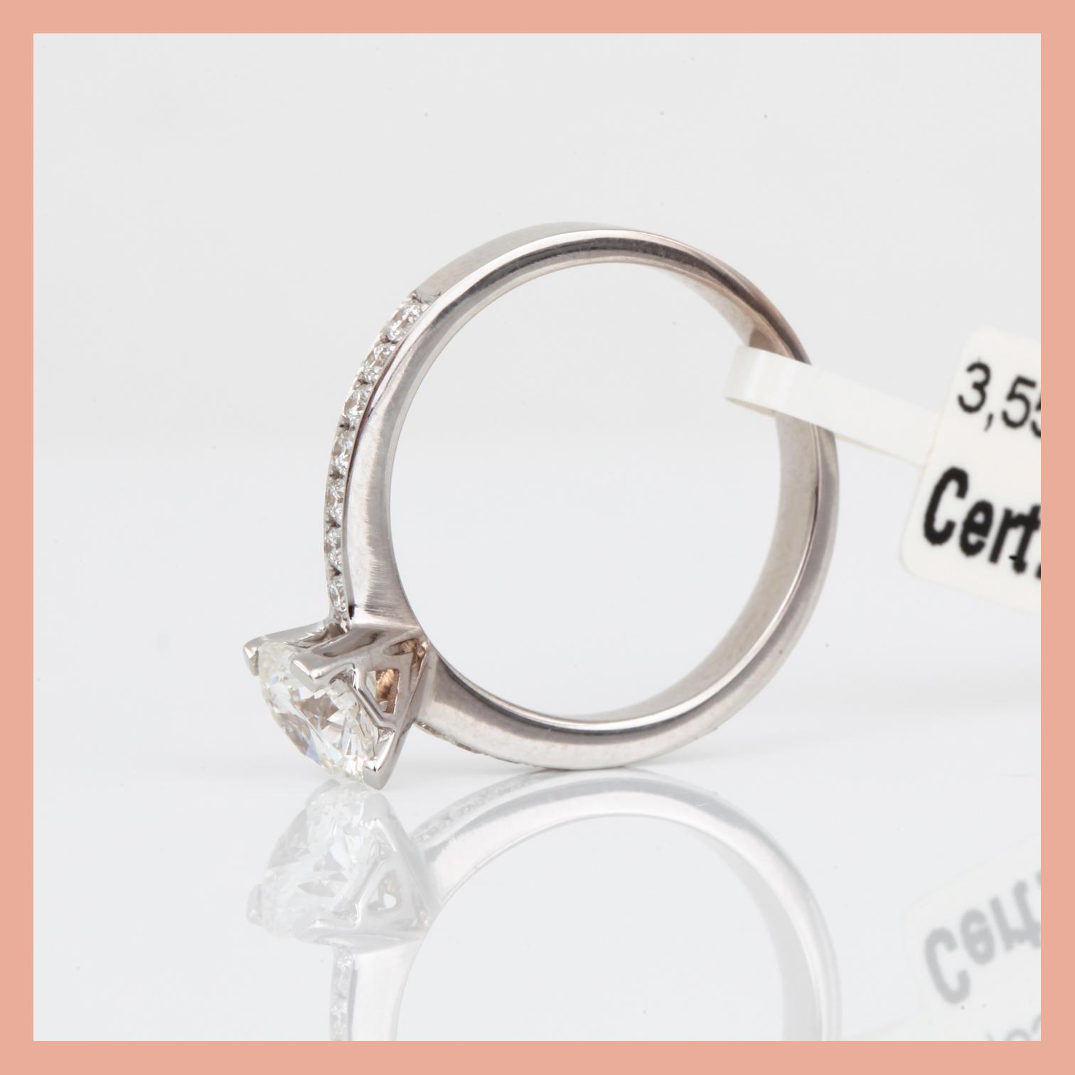 RING, 18K vitguld med briljantslipade diamanter, tot ca 1,27 ct. Total vikt ca 3,63 g.
