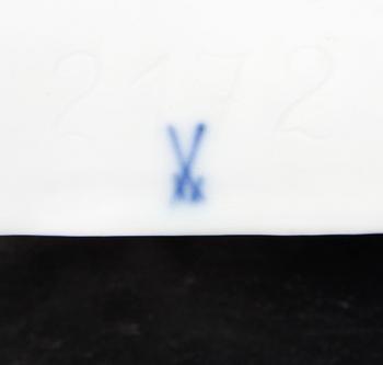 BORDSPENDYL OCH KANDELABRAR, 2+1 delar, porslin, Meissen, rokokostil.