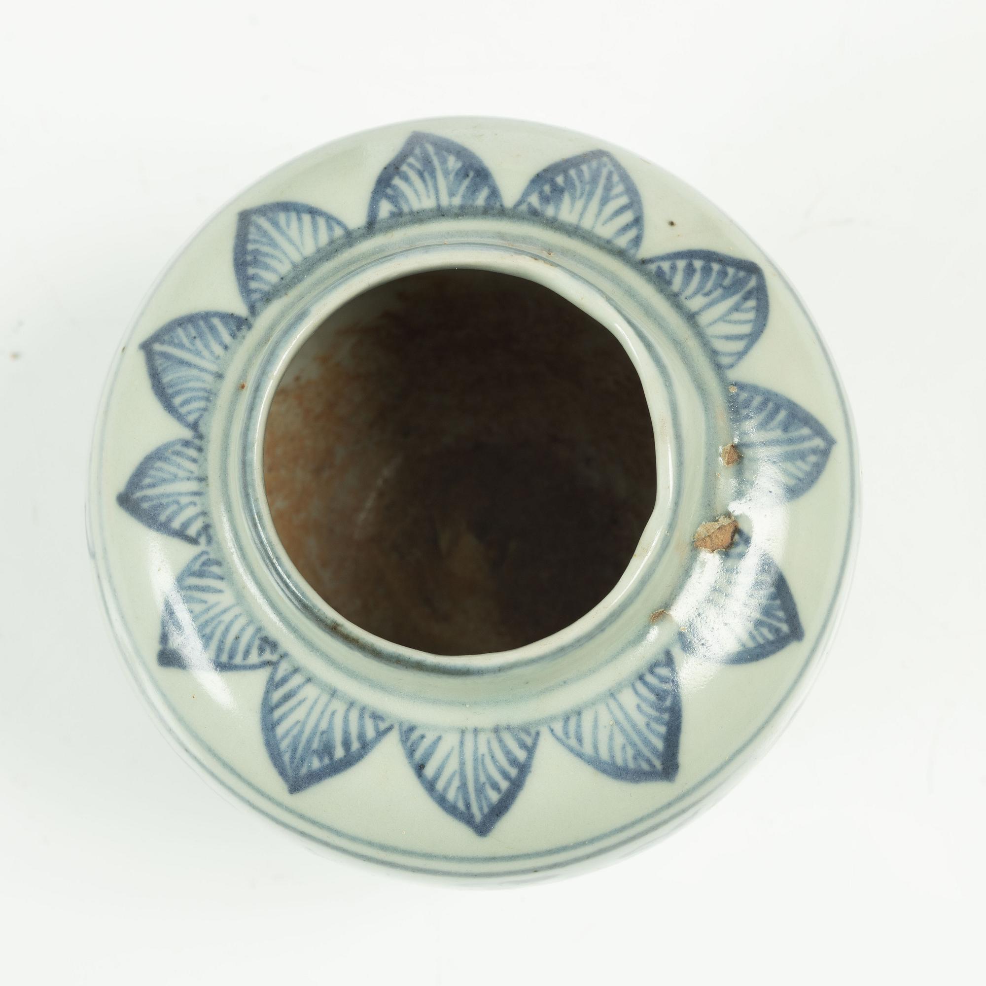 A Chinese blue and white porcelain jar, Ming dynasty (1368-1644).